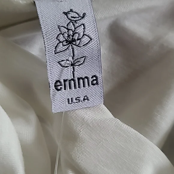 NWT Ruffled shoulder top - Picture 6 of 6